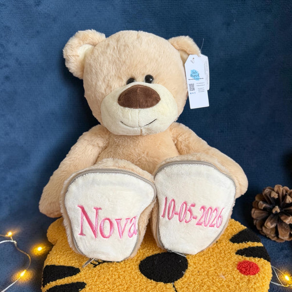 Een geboorteknuffel is een uniek en origineel kraamcadeautje. Zeker als u de geboorteknuffel laat personaliseren met de naam en de geboortedatum van de nieuwe baby. Op deze beer wordt op het ene voetje de naam en op het andere voetje de geboortedatum geborduurd. Een blijvend cadeau dus.