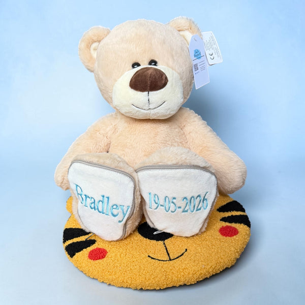 Een geboorteknuffel is een uniek en origineel kraamcadeautje. Zeker als u de geboorteknuffel laat personaliseren met de naam en de geboortedatum van de nieuwe baby. Op deze beer wordt op het ene voetje de naam en op het andere voetje de geboortedatum geborduurd. Een blijvend cadeau dus.