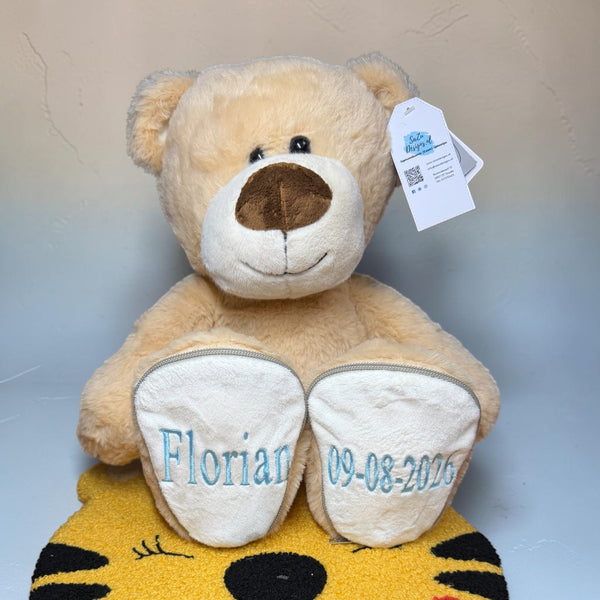 Geboorteknuffel Beer Boris met naam en geboortedatum op de zooltjes