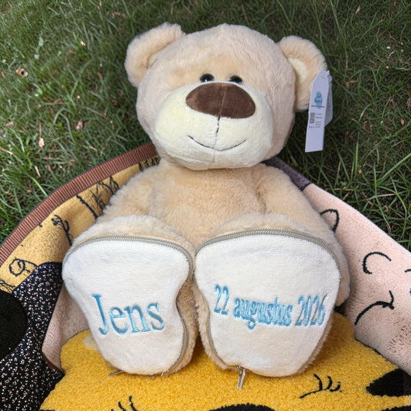 Geboorteknuffel Beer Boris met naam en geboortedatum op de zooltjes