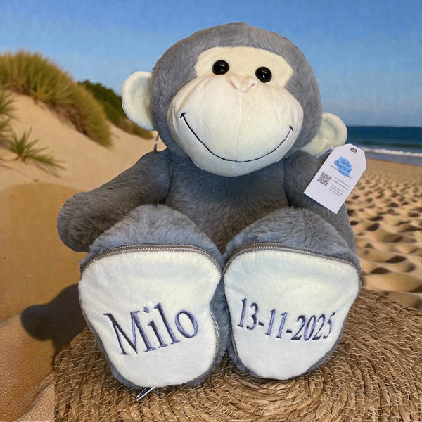 Een geboorteknuffel is een uniek en origineel kraamcadeautje. Zeker als u de geboorteknuffel laat personaliseren met de naam en de geboortedatum. Op de voetzolen van deze grijze aap worden de naam en de geboortedatum geborduurd. Een leuk baby kado