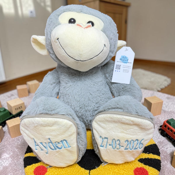 Een geboorteknuffel is een uniek en origineel kraamcadeautje. Zeker als u de geboorteknuffel laat personaliseren met de naam en de geboortedatum. Op de voetzolen van deze grijze aap worden de naam en de geboortedatum geborduurd. Een leuk baby kado