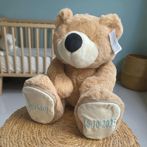 Een geboorteknuffel is een uniek en origineel kraamcadeautje. Zeker als u de geboorteknuffel laat personaliseren met de naam en de geboortedatum. Op de voetzolen van deze bruine beer worden de naam en de geboortedatum geborduurd. Een leuk baby kado.