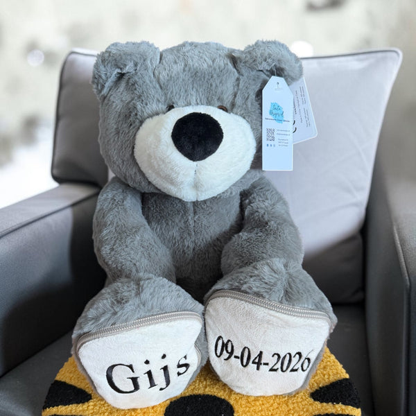 Een geboorteknuffel is een uniek en origineel kraamcadeautje. Zeker als u de geboorteknuffel laat personaliseren met de naam en de geboortedatum. Op de voetzolen van deze grijze beer worden de naam en de geboortedatum geborduurd. Een leuk baby kado.