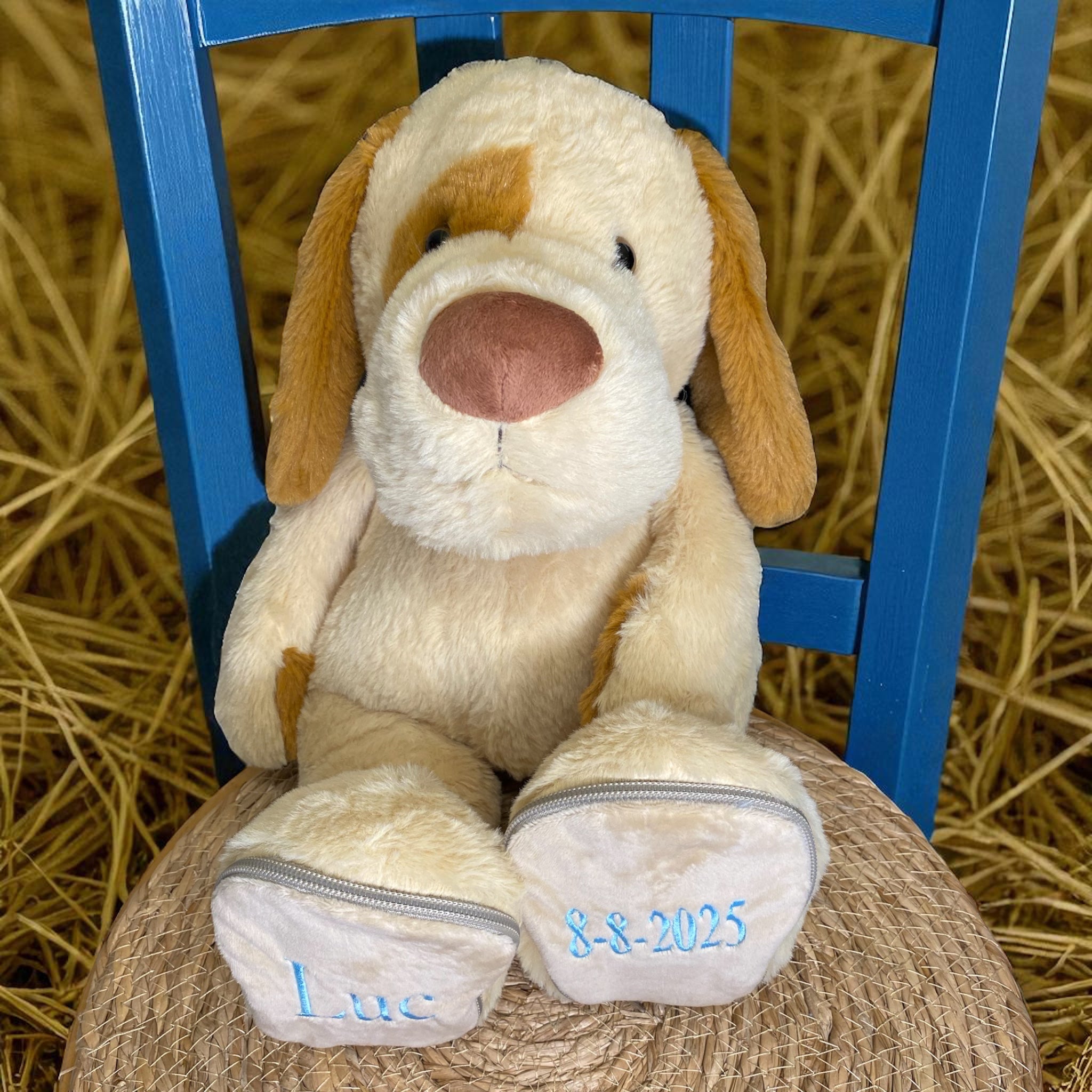 Een knuffel als kraamcadeau is super leuk, zeker als u de knuffel laat personaliseren met de naam en geboortedatum van de baby. Op de voetjes van deze knuffel hond worden de naam en de geboortedatum van de nieuwe baby geborduurd. De hond is 45 cm.
