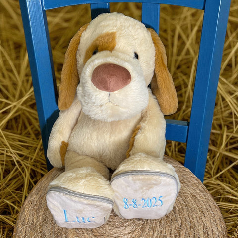 Een knuffel als kraamcadeau is super leuk, zeker als u de knuffel laat personaliseren met de naam en geboortedatum van de baby. Op de voetjes van deze knuffel hond worden de naam en de geboortedatum van de nieuwe baby geborduurd. De hond is 45 cm.