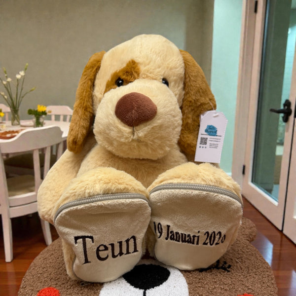 Een knuffel als kraamcadeau is super leuk, zeker als u de knuffel laat personaliseren met de naam en geboortedatum van de baby. Op de voetjes van deze knuffel hond worden de naam en de geboortedatum van de nieuwe baby geborduurd. De hond is 45 cm.