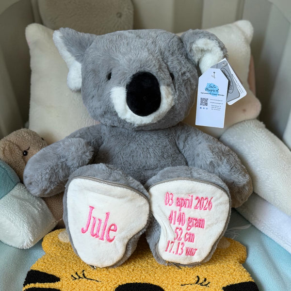 Een geboorteknuffel is een uniek en origineel kraamcadeautje. Zeker als u de geboorteknuffel laat personaliseren met de naam en de geboortedatum van de nieuwe baby. Op deze beer wordt op het ene voetje de naam en op het andere voetje de geboortedatum geborduurd. Een blijvend cadeau dus.