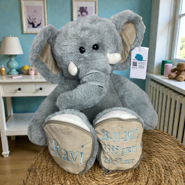 Geboorteknuffel olifant met geborduurde naam en geboortedatum op de voetjes. De olifant is 45 cm hoog en een leuk Kraamcadeau, Funnies Sole Mates, Olifant Luka, Grijs