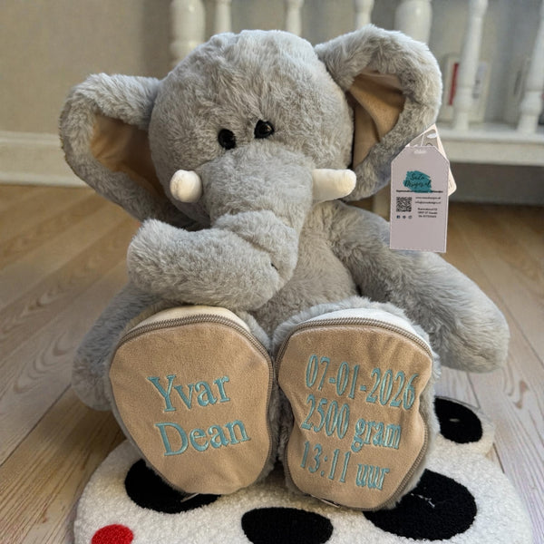 Geboorteknuffel olifant met geborduurde naam en geboortedatum op de voetjes. De olifant is 45 cm hoog en een leuk Kraamcadeau, Funnies Sole Mates, Olifant Luka, Grijs