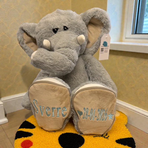 Geboorteknuffel olifant met geborduurde naam en geboortedatum op de voetjes. De olifant is 45 cm hoog en een leuk Kraamcadeau, Funnies Sole Mates, Olifant Luka, Grijs