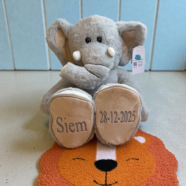 Geboorteknuffel olifant met geborduurde naam en geboortedatum op de voetjes. De olifant is 45 cm hoog en een leuk Kraamcadeau, Funnies Sole Mates, Olifant Luka, Grijs