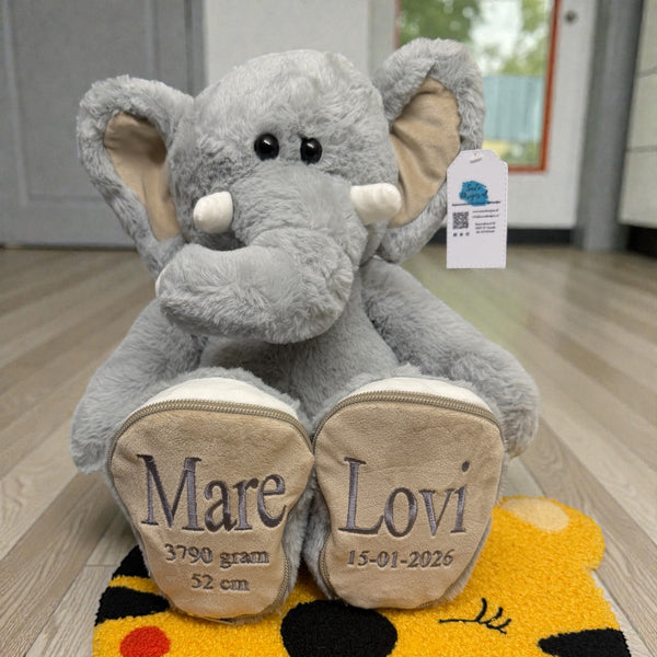Geboorteknuffel olifant met geborduurde naam en geboortedatum op de voetjes. De olifant is 45 cm hoog en een leuk Kraamcadeau, Funnies Sole Mates, Olifant Luka, Grijs