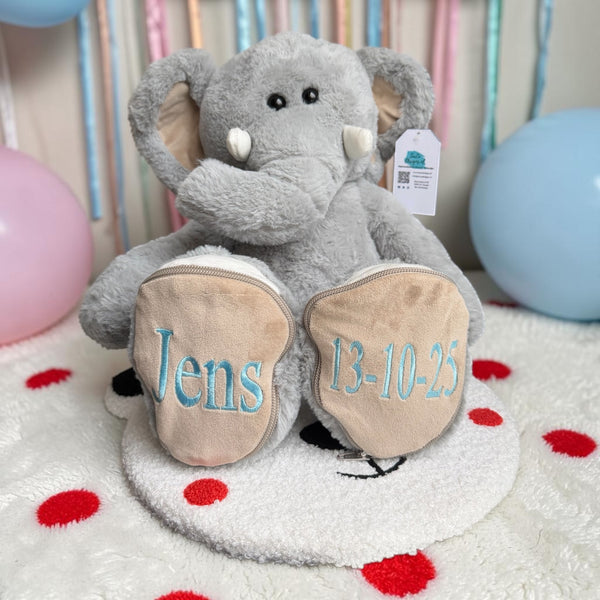 Geboorteknuffel olifant met geborduurde naam en geboortedatum op de voetjes. De olifant is 45 cm hoog en een leuk Kraamcadeau, Funnies Sole Mates, Olifant Luka, Grijs
