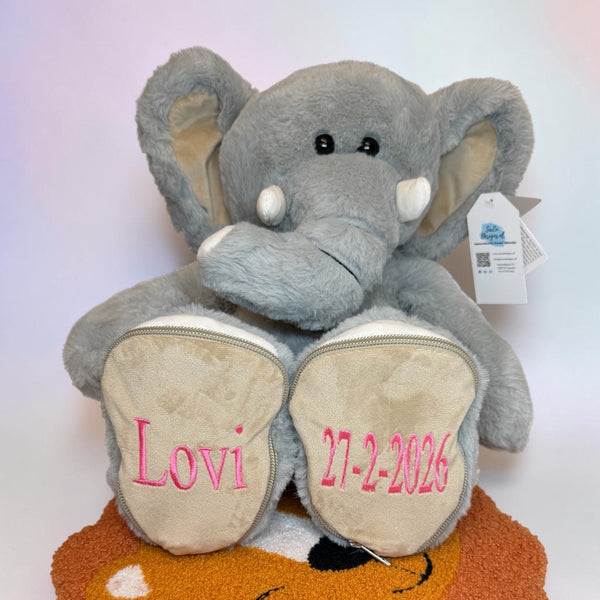 Geboorteknuffel olifant met geborduurde naam en geboortedatum op de voetjes. De olifant is 45 cm hoog en een leuk Kraamcadeau, Funnies Sole Mates, Olifant Luka, Grijs