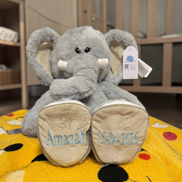 Geboorteknuffel olifant met geborduurde naam en geboortedatum op de voetjes. De olifant is 45 cm hoog en een leuk Kraamcadeau, Funnies Sole Mates, Olifant Luka, Grijs