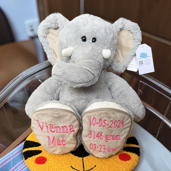 Geboorteknuffel olifant met geborduurde naam en geboortedatum op de voetjes. De olifant is 45 cm hoog en een leuk Kraamcadeau, Funnies Sole Mates, Olifant Luka, Grijs
