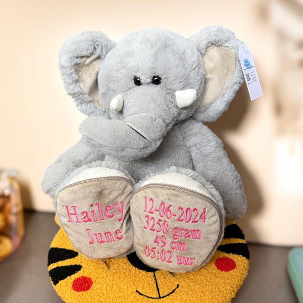 Geboorteknuffel olifant met geborduurde naam en geboortedatum op de voetjes. De olifant is 45 cm hoog en een leuk Kraamcadeau, Funnies Sole Mates, Olifant Luka, Grijs