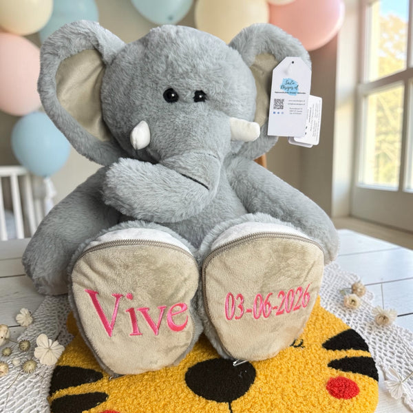 Geboorteknuffel olifant met geborduurde naam en geboortedatum op de voetjes. De olifant is 45 cm hoog en een leuk Kraamcadeau, Funnies Sole Mates, Olifant Luka, Grijs