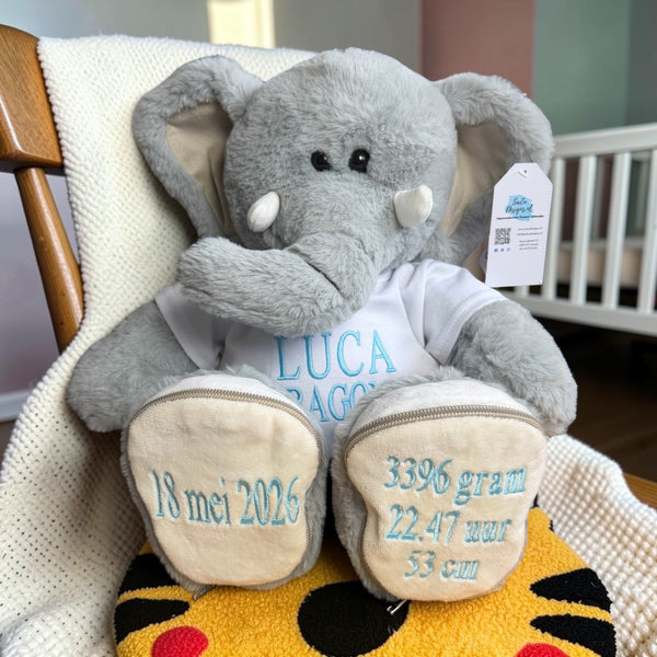 Geboorteknuffel olifant met geborduurde naam en geboortedatum op de voetjes. De olifant is 45 cm hoog en een leuk Kraamcadeau, Funnies Sole Mates, Olifant Luka, Grijs
