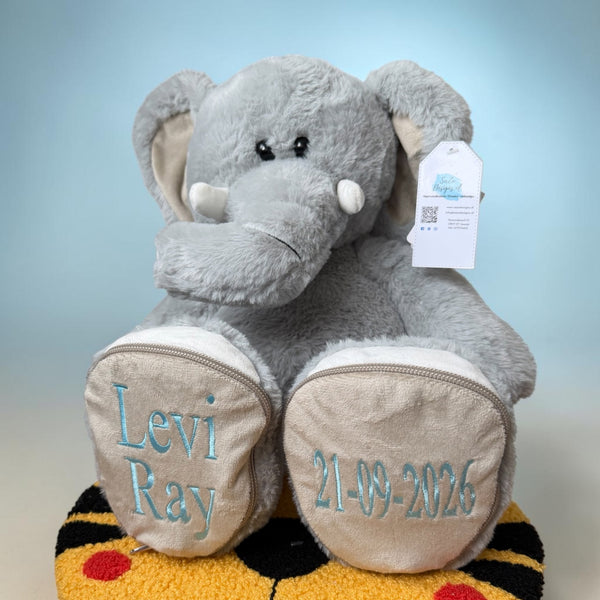 Geboorteknuffel Olifant Luka met naam en geboortedatum op de voetjes