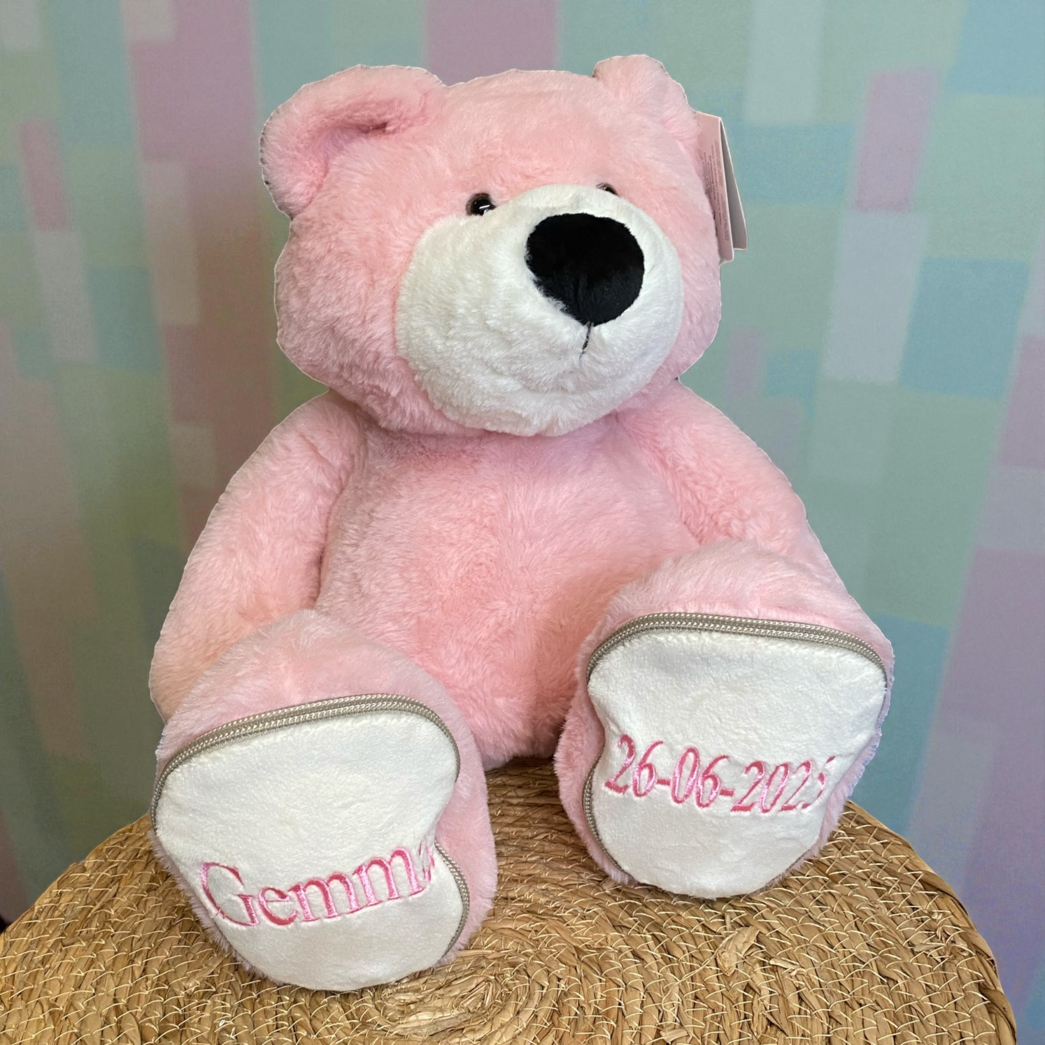 Een origineel kraamcadeautje. Zeker als u de geboorteknuffel laat personaliseren met de naam en de geboortedatum. Op de voetzolen van deze roze beer worden de naam en de geboortedatum geborduurd. Een leuk baby kado.