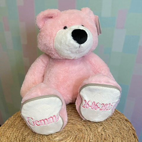 Een origineel kraamcadeautje. Zeker als u de geboorteknuffel laat personaliseren met de naam en de geboortedatum. Op de voetzolen van deze roze beer worden de naam en de geboortedatum geborduurd. Een leuk baby kado.