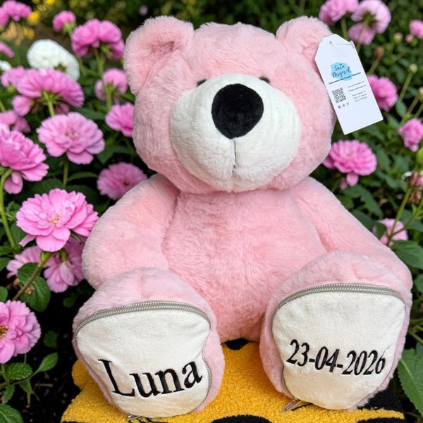 Een origineel kraamcadeautje. Zeker als u de geboorteknuffel laat personaliseren met de naam en de geboortedatum. Op de voetzolen van deze roze beer worden de naam en de geboortedatum geborduurd. Een leuk baby kado.