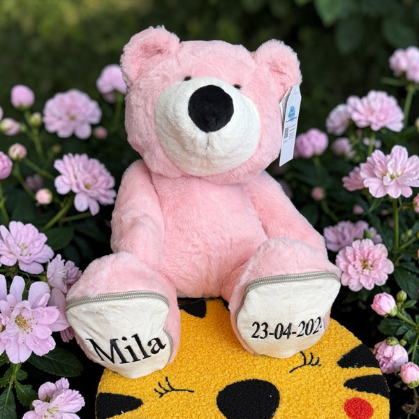 Een origineel kraamcadeautje. Zeker als u de geboorteknuffel laat personaliseren met de naam en de geboortedatum. Op de voetzolen van deze roze beer worden de naam en de geboortedatum geborduurd. Een leuk baby kado.