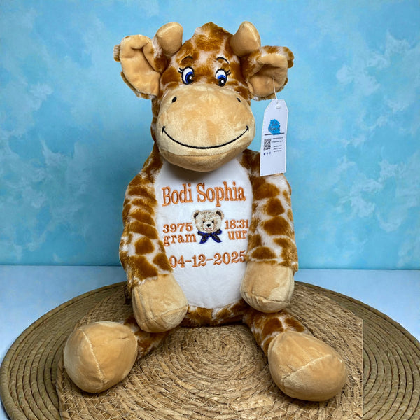 Een geboorteknuffel is een uniek en origineel kraamcadeautje. Zeker als u de geboorteknuffel laat personaliseren met de geboorte gegevens van de nieuwe baby. Op de buik van de dinosaurus  worden de naam en de geboortegegevens van de baby geborduurd.