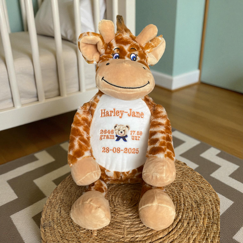 Gepersonaliseerde geboorteknuffel giraffe met naam en geboortedatum geborduurd – uniek kraamcadeau.