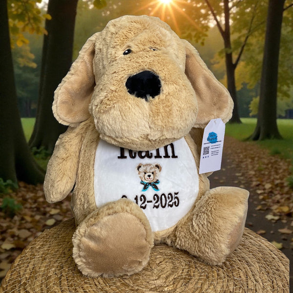 Een geboorteknuffel is een uniek en origineel kraamcadeautje. Zeker als u de geboorteknuffel laat personaliseren met de geboorte gegevens van de nieuwe baby. Op de buik van deze bruine hond worden de naam en de geboortegegevens geborduurd.