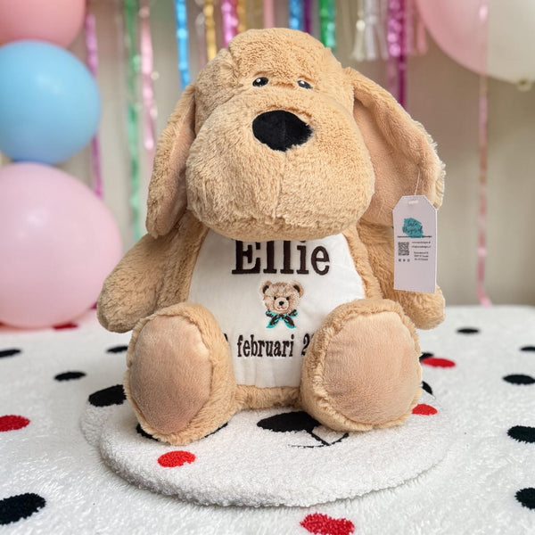 Een geboorteknuffel is een uniek en origineel kraamcadeautje. Zeker als u de geboorteknuffel laat personaliseren met de geboorte gegevens van de nieuwe baby. Op de buik van deze bruine hond worden de naam en de geboortegegevens geborduurd.