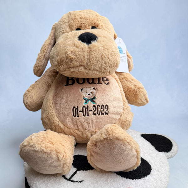 Een geboorteknuffel is een uniek en origineel kraamcadeautje. Zeker als u de geboorteknuffel laat personaliseren met de geboorte gegevens van de nieuwe baby. Op de buik van deze bruine hond worden de naam en de geboortegegevens geborduurd.