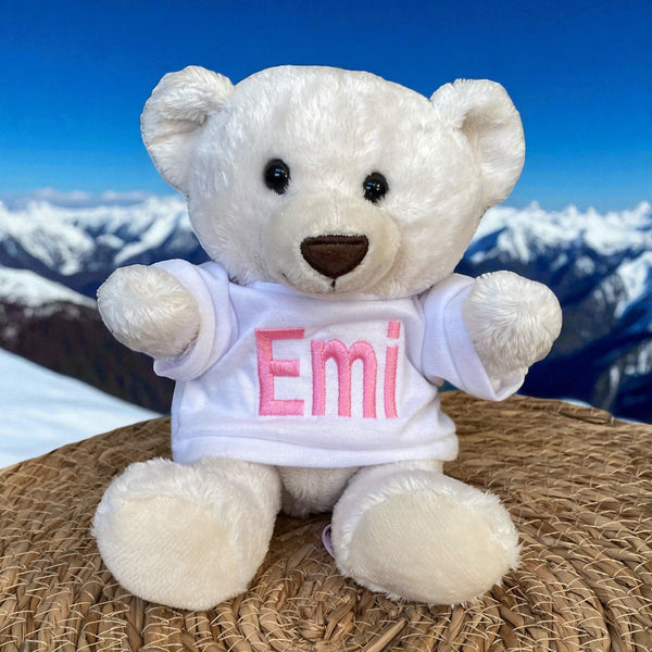 Een lief klein ijsbeertje. Op het losse shirtje van dit 18 cm hoge ijsbeertje wordt in het blauw of roze de naam en/of geboortedatum van de nieuwe baby geborduurd. Hierdoor wordt en een leuk gepersonaliseerd kraamcadeautje.