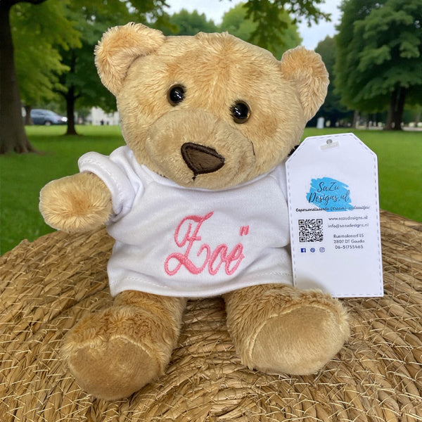 Deze beige beer is een super leuk kraamcadeau. Het beertje is maar 15 cm hoog. De geboorteknuffel krijgt een shirtje aan. Op dit shirtje wordt de naam en indien gewenst de geboortedatum van de baby geborduurd.
