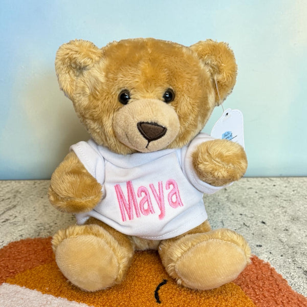 Deze beige beer is een super leuk kraamcadeau. Het beertje is maar 15 cm hoog. De geboorteknuffel krijgt een shirtje aan. Op dit shirtje wordt de naam en indien gewenst de geboortedatum van de baby geborduurd.