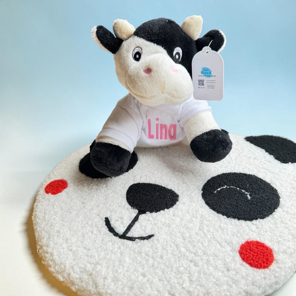 Geboorteknuffel koe met geborduurde naam en geboortedatum op een wit shirtje, geschikt als gepersonaliseerd kraamcadeau