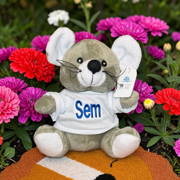 Deze knuffel muis is 20 cm hoog. Op het losse shirtje kan de naam van het kind geborduurd worden, maar eventueel ook een geboortedatum. Door de naam en de geboortedatum te laten borduren heeft u een leuk kraamcadeautje.