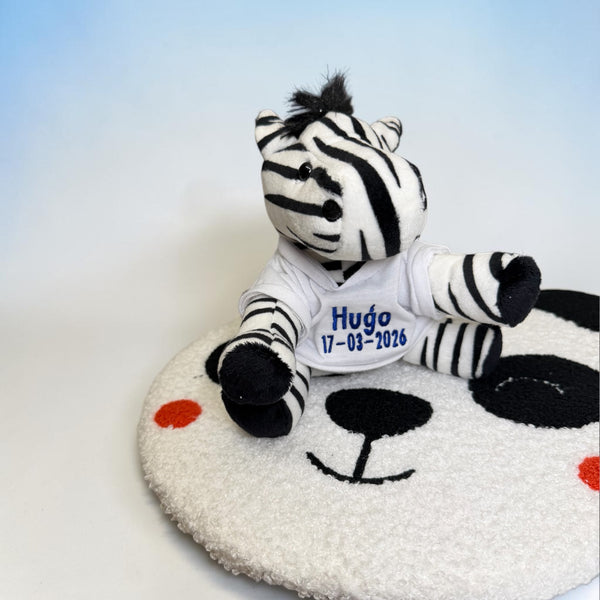 Deze kleine zebra is een super leuk kraamcadeau. De knuffel is maar 15 cm hoog. De geboorteknuffel krijgt een shirtje aan. Op dit shirtje wordt de naam en indien gewenst de geboortedatum van de baby geborduurd.