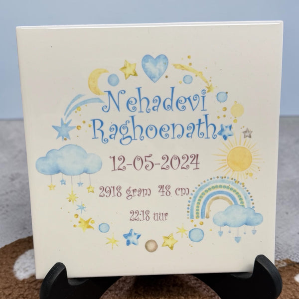 Een geboortetegel als kraamcadeau is een leuke blijvende gift.  Dit met de baby gegevens bedrukte keramische tegeltje met regenboog is in roze, blauw en in een neutrale kleur verkrijgbaar. De tegel is ook beschikbaar in leisteen