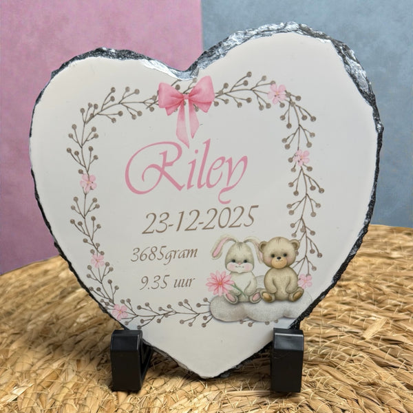 Keramiek of leisteen tegeltje bedrukt met de naam en geboorte gegevens van de nieuwe baby in een takken frame met een lief konijntje en beertje. Verkrijgbaar in Blauw, Roze en Neutrale kleur. Echt een origineel kraamcadeautje.