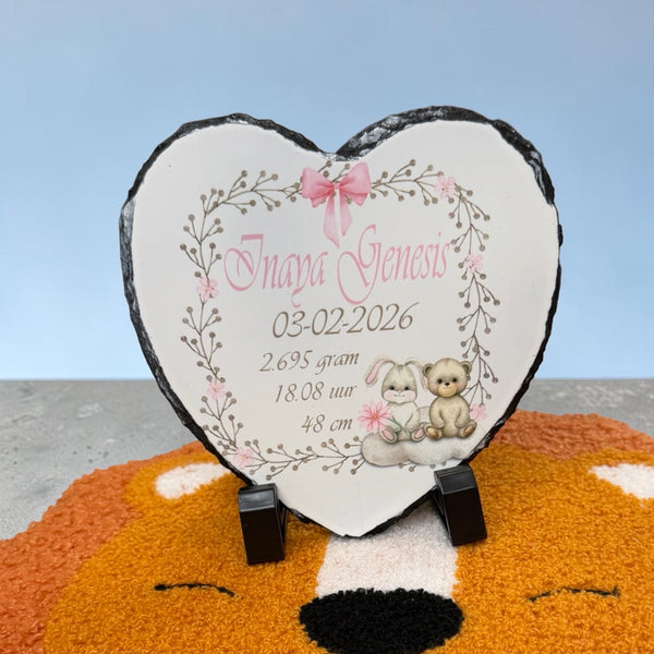 Keramiek of leisteen tegeltje bedrukt met de naam en geboorte gegevens van de nieuwe baby in een takken frame met een lief konijntje en beertje. Verkrijgbaar in Blauw, Roze en Neutrale kleur. Echt een origineel kraamcadeautje.