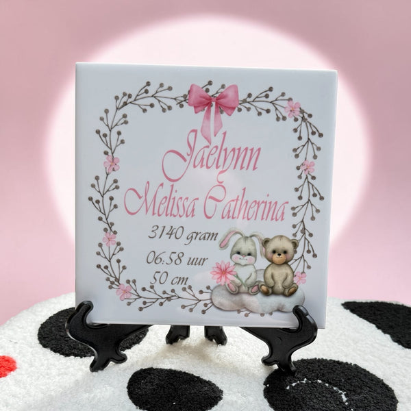 Keramiek of leisteen tegeltje bedrukt met de naam en geboorte gegevens van de nieuwe baby in een takken frame met een lief konijntje en beertje. Verkrijgbaar in Blauw, Roze en Neutrale kleur. Echt een origineel kraamcadeautje.