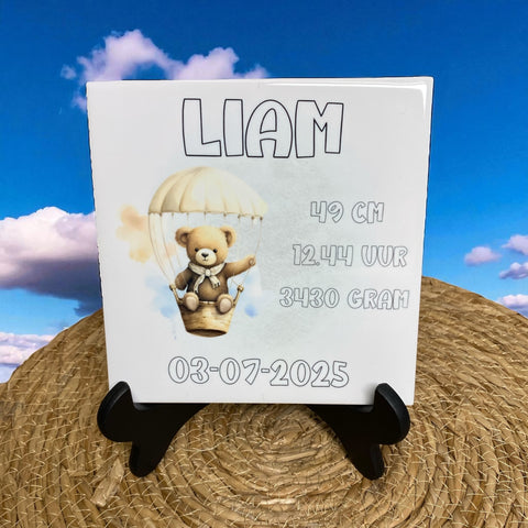 Geboortetegel met illustratie van beer in luchtballon, gepersonaliseerd met naam, geboortedatum, lengte, tijd en gewicht – decoratief kraamcadeau.