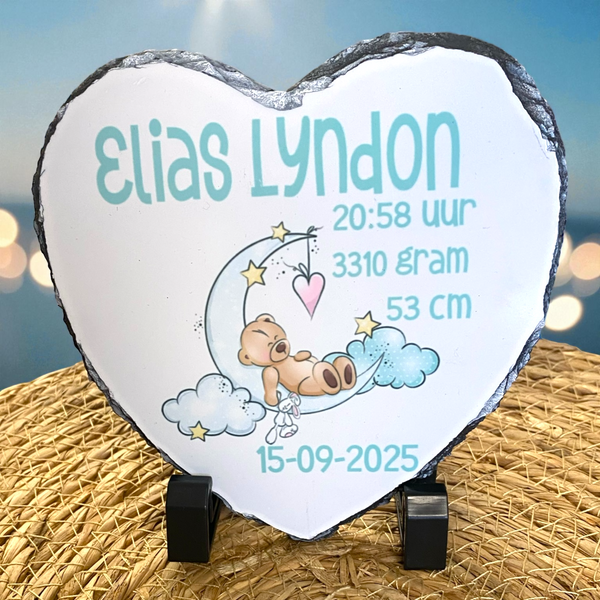Uniek Kraamcadeautje, bedrukte geboortetegel met naam en geboorte gegevens van de baby met een plaatje van een beertje liggend op de maan. De tekst is of in groen of in roze bedrukt.