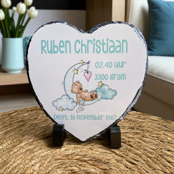 Uniek Kraamcadeautje, bedrukte geboortetegel met naam en geboorte gegevens van de baby met een plaatje van een beertje liggend op de maan. De tekst is of in groen of in roze bedrukt.