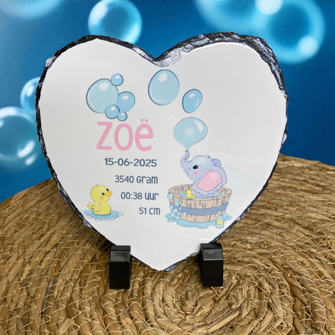 Keramiek tegeltje met de naam en geboortegegevens van de baby en voorzien van een badderend olifantje. De naam en de oren van de olifant worden bedrukt  in roze of blauw. De tegel van 15 cm * 15 cm is ook verkrijgbaar in leisteen of een leisteen hart