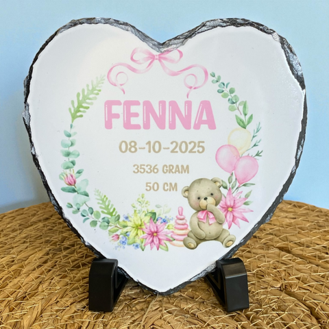 Keramiek tegeltje bedrukt met een beertje in een bloemen/takjes cirkel. In de cirkel worden de naam en de geboortegegevens van de baby bedrukt. De tegel van 15 cm * 15 cm is ook verkrijgbaar in leisteen of een leisteen hart. Super als kraamcadeautje.