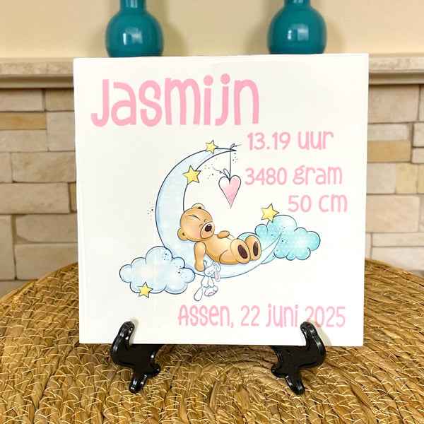 Uniek Kraamcadeautje, bedrukte geboortetegel met naam en geboorte gegevens van de baby met een plaatje van een beertje liggend op de maan. De tekst is of in groen of in roze bedrukt.